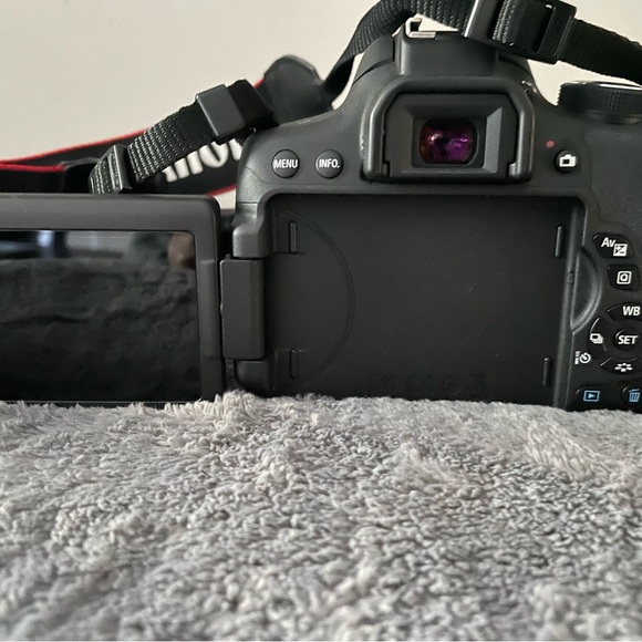 Canon T6i - Picture 3 of 7